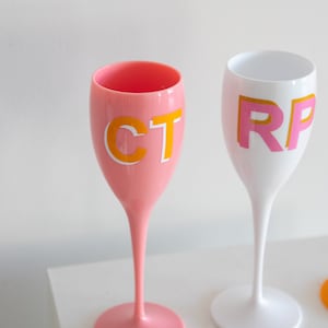 Personalisierte Champagnerkelche / Kunststoff Hennen Plastikgläser / Plastikflöten / Hen Party / Brautjungfer Geschenk / Weingläser / Hochzeit