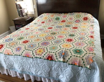 Beautiful Antique 1930s Flower Garden Quilt Top, Handsewn