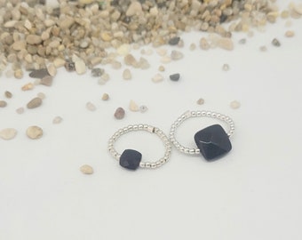 Collection Sérénité // Bague élastique Onyx Noir et Argent 925 // Perle carrée facettée en pierre semi-précieuse naturelle