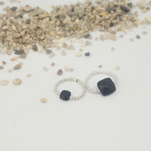 Collection Sérénité // Bague élastique Onyx Noir et Argent 925 // Perle carrée facettée en pierre semi-précieuse naturelle