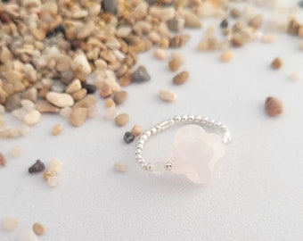 Collection Jour de Chance // Bague élastique Quartz Rose et perles en Argent 925 // Trèfle facettée en pierre semi-précieuse naturelle