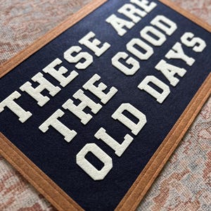 Estos son los viejos y buenos carteles de fieltro, adornos de pared vintage para habitaciones de niños y banderines de fieltro para galerías de pared.