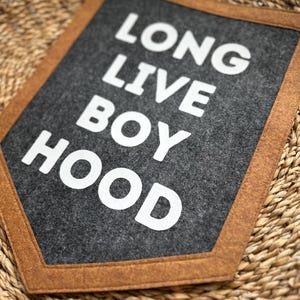 Banderín de fieltro Long Live Boyhood, pancarta universitaria para habitación de niños, decoración infantil neutra, regalo para bebé niño