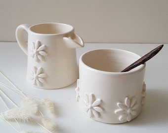 Milk jug and Sugar bowl set with wooden spoon - Daisy flower decoration - Serving set