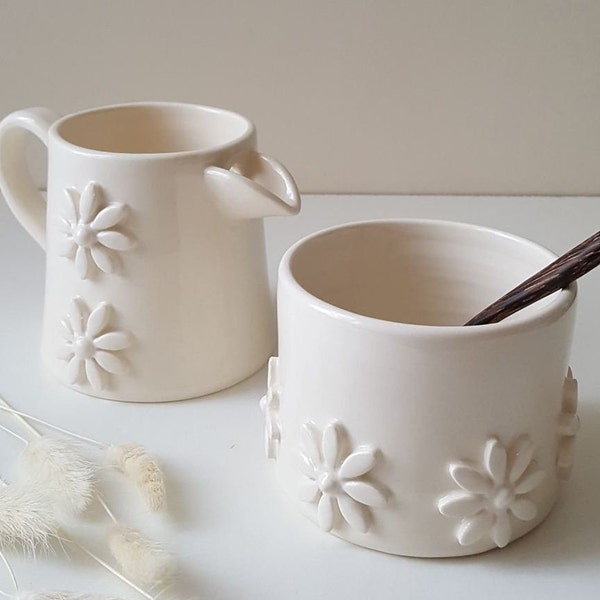 Milk jug and Sugar bowl set with wooden spoon - Daisy flower decoration - Serving set