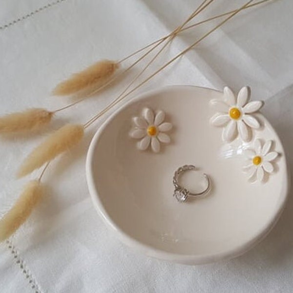 Jewellery display dish, Jewellery  dish, Ceramic trinket display, Ring dish, Daisy dish