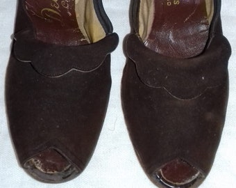 1940s / 50s Ladies Brown Suede peep toe Shoes /  make - Del Rue Creations -   Roleits shoes - TOLEDO, OHIO.