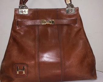 Bolso / cartera de cuero vintage / El símbolo H detalla el frente y la parte superior de las asas delanteras.