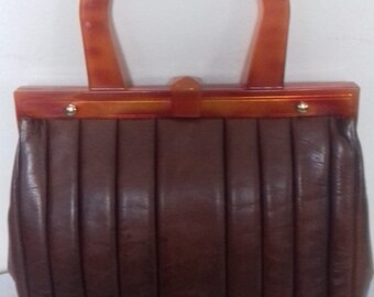 Bolso vintage de cuero marrón Lucite de los años 40 / Bolso de cuero Lucite con asa superior de los años 40 - Monedero
