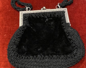 Bolso de noche vintage de terciopelo negro de los años 20 y 30: bolso con bordes y correa de crochet.