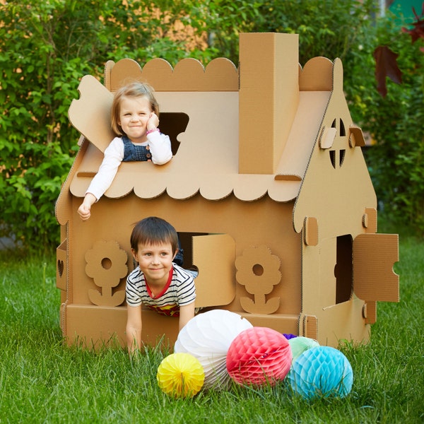 Spielhaus aus Pappe. Creative Crafts Playhouse für Kinder. Das beste Spielzeug für kreative Kinder