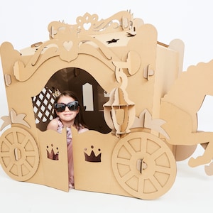Carruaje Cenicienta. Carro para princesa. Casa de juegos del carro. Castillo de cartón playhouse.