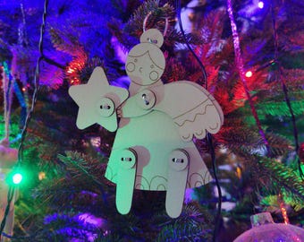 Pode incluir: Um ornamento de anjo de madeira com uma estrela na mão. O anjo é pintado de branco e tem uma auréola marrom claro. O ornamento está pendurado em uma árvore de Natal.