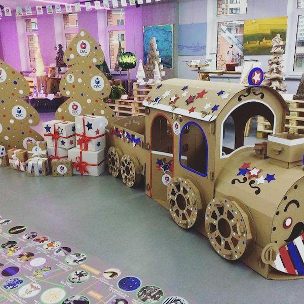 Train en carton et wagon. Locomotive et wagon en carton. Train and Wagon playhouse. Maison de jeu Train en carton.