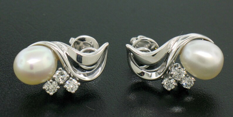 Estate Elegant 18K White Gold Pear Shaped Fine Pearl & 0.25ctw Round Brilliant Diamond Screw Back Earrings