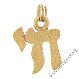Pingente com pingente "Life" hebraico Chai texturizado em ouro amarelo 14K com acabamento florentino em excelente estado!