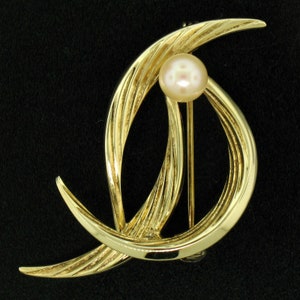 Estate Classy German Solid 14k Yellow Gold 5.9mm Round Cultured Pearl with Outstanding Luster Textured Bird Brooch Pin in Great Condition