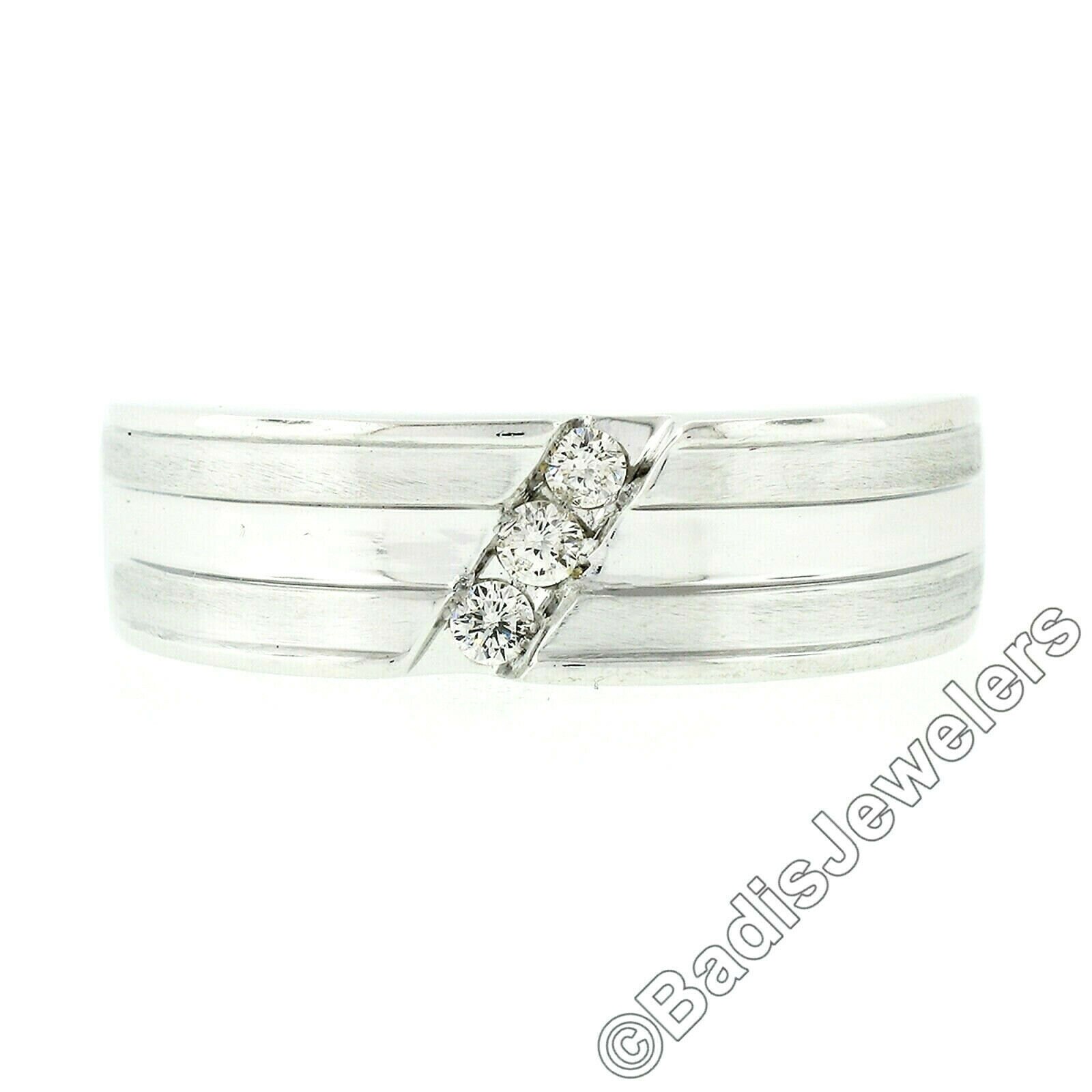 Estate Men s 14k White Gold 0.15ctw LEO Round Diamond Diagonal
