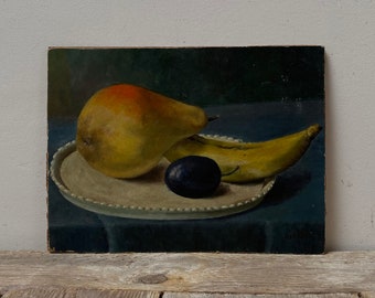 Klein antiek Nederlands stilleven olieverfschilderij, antieke peer, antieke banaan, antiek marineblauw, antiek bord, antieke pruim, originele olie