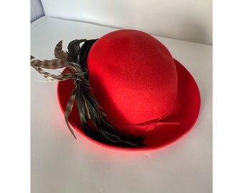 Mr John Classic Chapeau Derby Rouge Avec Plumes Noires 100% Laine