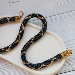 Collana a serpente all'uncinetto con perline: gioielli giapponesi a forma di serpente con perline
