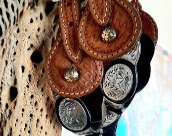 Western spurs,black steel with silver embellishment. Design leather adjustable straps.