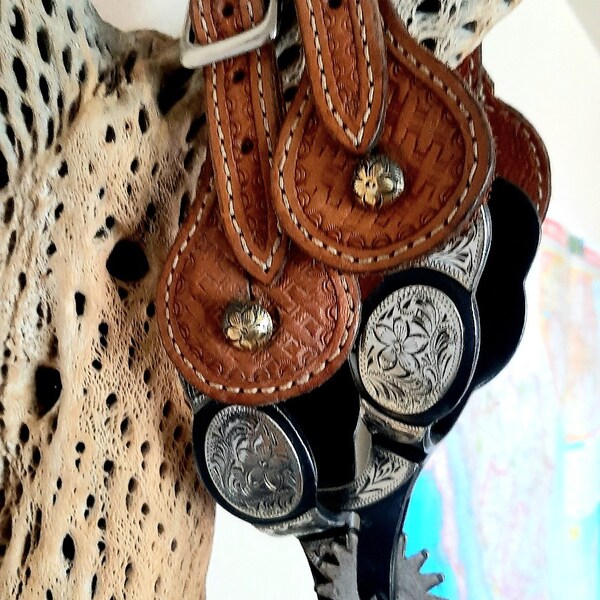 Western spurs,black steel with silver embellishment. Design leather adjustable straps.