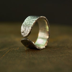 Anillo ajustable de plata forjada a mano, Anillo martillado, Anillo rústico, Joyería texturizada, Anillo rugoso, Anillo brutalista, Anillo urbano, Joyería forjada