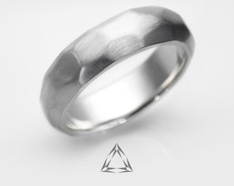 Anillo de bodas geométrico unisex de plata de ley facetada.