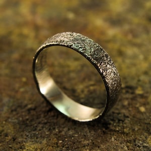 Anillo rústico de plata esterlina para hombre, anillo áspero, anillo crudo, anillo texturizado, anillo industrial, anillo de plata oxidada, anillo de banda brutalista para hombre