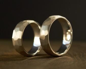 Anillo de bodas facetado de plata esterlina, banda geométrica unisex