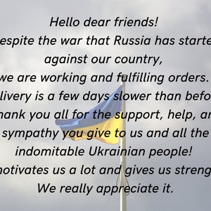 Peut inclure: Un drapeau ukrainien avec des bandes bleues et jaunes sur un fond de ciel nuageux. Le texte dit : "Bonjour chers amis ! Malgr&eacute; la guerre que la Russie a d&eacute;clench&eacute;e contre notre pays, nous travaillons et ex&eacute;cutons les commandes. La livraison est un peu plus lente qu'avant. Merci &agrave; tous pour votre soutien, votre aide et votre sympathie envers nous et tout le peuple ukrainien indomptable ! Cela nous motive beaucoup et nous donne de la force. Nous vous en sommes tr&egrave;s reconnaissants."