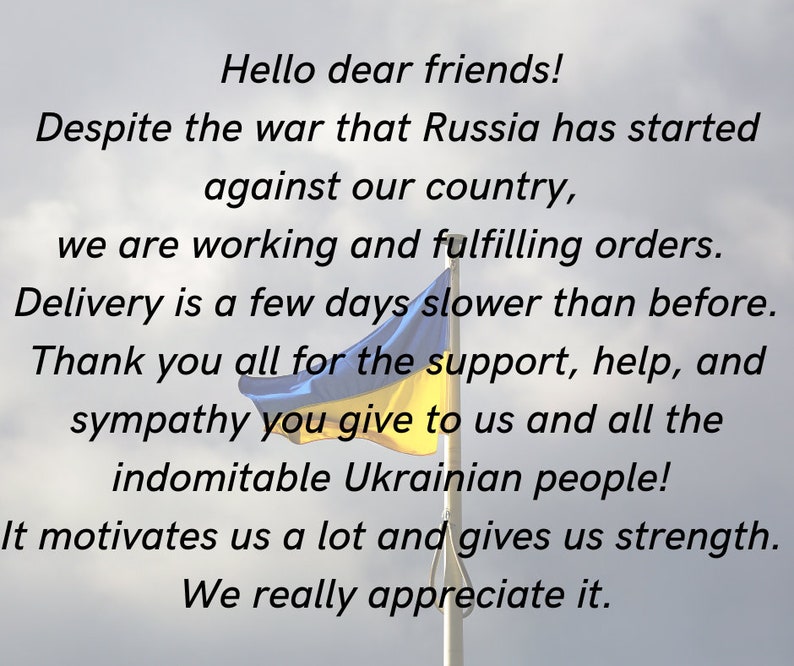Peut inclure: Un drapeau ukrainien avec des bandes bleues et jaunes sur un fond de ciel nuageux. Le texte dit : "Bonjour chers amis ! Malgr&eacute; la guerre que la Russie a d&eacute;clench&eacute;e contre notre pays, nous travaillons et ex&eacute;cutons les commandes. La livraison est un peu plus lente qu'avant. Merci &agrave; tous pour votre soutien, votre aide et votre sympathie envers nous et tout le peuple ukrainien indomptable ! Cela nous motive beaucoup et nous donne de la force. Nous vous en sommes tr&egrave;s reconnaissants."