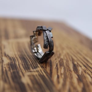 Handgemaakte sterlingzilveren industriële ring, verschroeide textuur, uniseks