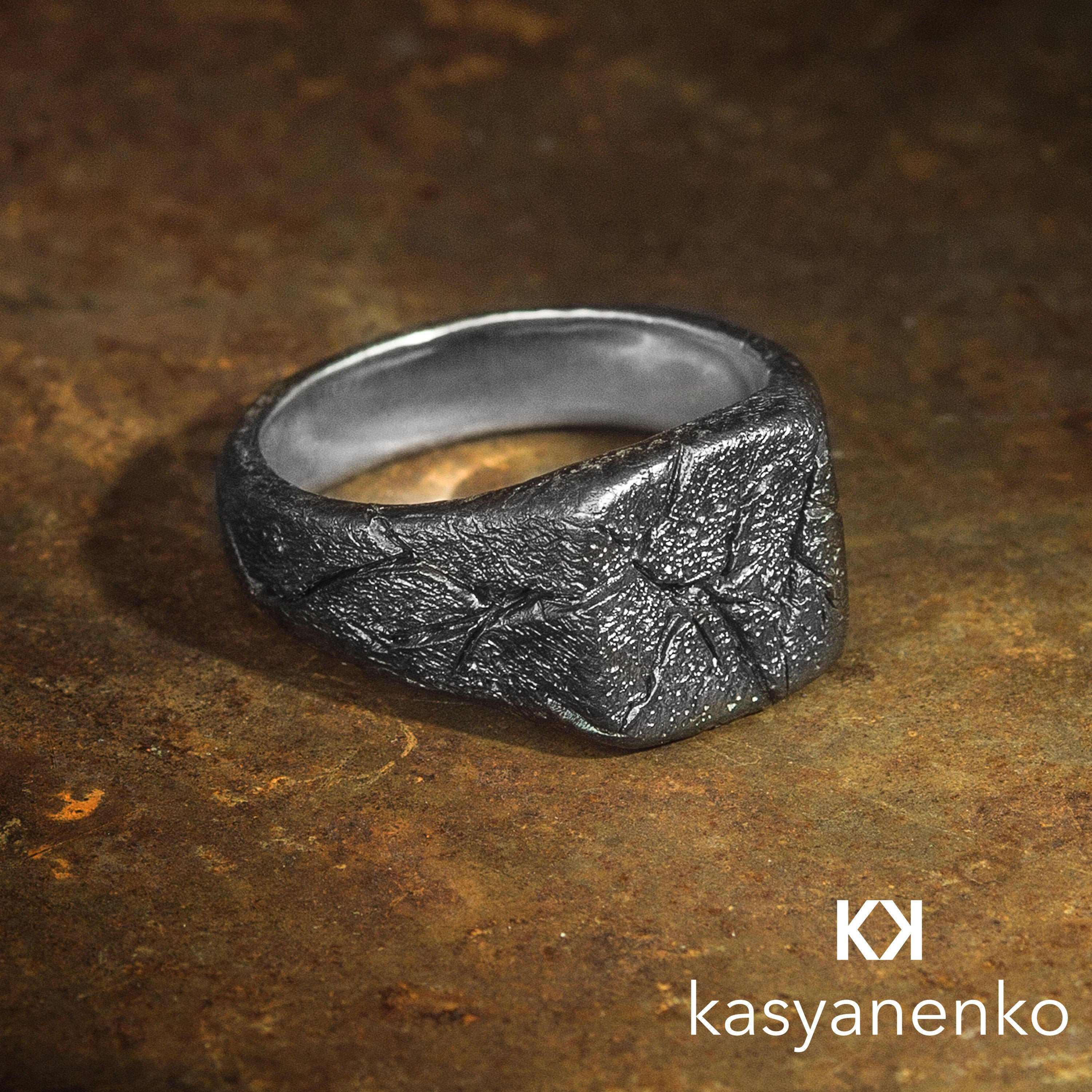 酸化スターリングシルバーのシグネットリング、素朴なブルータリスト