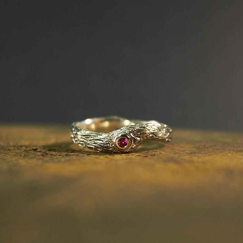 Кольца камнями ручной. Кольца с натуральными камнями. Кольца с натуральными камнями. Кольцо древесная кора. Кольцо с крупным камнем.