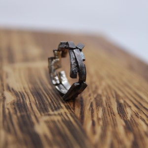 Anillo industrial, Anillo de plata en bruto, Anillo derretido, Anillo de plata esterlina, Anillo chamuscado, Joyas texturizadas, Quemado, Anillo urbano, Anillo brutalista