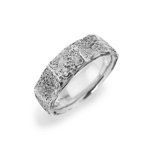 Anillo de plata de ley con textura rayada, anillo martillado para hombre, joyería rústica, anillo de bodas para hombre, banda ancha, anillo contemporáneo, anillo modernista