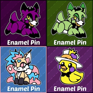 Op de afbeelding: Vier emaillepins met cartoonfiguren. De eerste pin is paars met een zwarte kraag en een zwart-wit gezicht. De tweede pin is groen met een zwarte kraag en een zwart-wit gezicht. De derde pin is een roze en blauwe figuur met een wit gezicht en een roze hart. De vierde pin is een gele eend met een zwarte strik en een witte hoed met een paarse kroon.