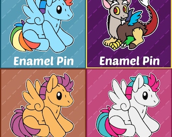 Könnte beinhalten: Vier Emaille-Pins mit Comicfiguren. Der erste Pin ist ein hellblaues Pony mit einer Regenbogenmähne und einem Regenbogen-Schwanz. Der zweite Pin ist eine graue und braune Kreatur mit einem roten Schwanz und Flügeln. Der dritte Pin ist ein orangefarbenes Pony mit einer lila Mähne und einem lila Schwanz. Der vierte Pin ist ein weißes Pony mit einer pinkfarbenen und blauen Mähne und einem pinkfarbenen und blauen Schwanz. Jeder Pin hat den Text "Enamel Pin" darunter.