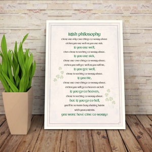 Puede incluir: Una impresión enmarcada en blanco con un diseño de trébol verde y el texto "Irish Philosophy" con un poema sobre la preocupación. El poema dice: "Solo hay dos cosas de las que preocuparse: o estás bien o estás enfermo. Si estás bien, entonces no hay nada de qué preocuparse. Si estás enfermo, hay dos cosas de las que preocuparse: o te pondrás bien o morirás. Si te pones bien, entonces no hay nada de qué preocuparse. Si mueres, hay dos cosas de las que preocuparse: o irás al cielo o al infierno. Si vas al cielo, entonces no hay nada de qué preocuparse. Pero si vas al infierno, estarás tan ocupado saludando a tus amigos que no tendrás tiempo de preocuparte!"
