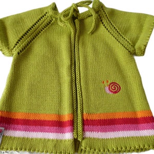 Babyjacke, Kinderjacke, Kurzarmjacke, Mädchenjacke, Raglanjacke, Strickjacke, Weste, Stickerei Schnecke, Schnecke, Kurzarm, grün,orange,rosa Bild 1