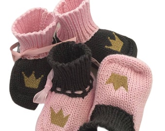 Gestrickte Babyschuhe, Motiv Krone, Prinzessin, Babystiefel, Strickschuhe, 3 Größen mit Verpackung