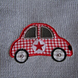 Babystrampler, Autostrampler, Strampler, Strampler gestrickt, Strickstrampler, Auto, Stickerei Auto, Autostickerei, Stoffapplikation Auto Bild 3