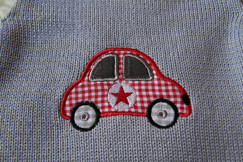 Babystrampler, Autostrampler, Strampler, Strampler gestrickt, Strickstrampler, Auto, Stickerei Auto, Autostickerei, Stoffapplikation Auto Bild 3