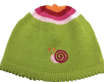 Babymütze, Kindermütze, Strickmütze, Mütze gestrickt, Stickerei Schnecke, Schnecke, grün, pink, rosa, orange, rot, verschiedene Größen