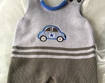 Babystrampler, Strampler, Strickstrampler, Latzhose, Stoffapplikation, Auto, Stickerei, blau, verschiedene Größen