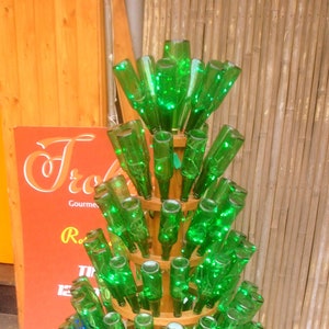 ÁRBOL DE NAVIDAD hecho con botellas de cerveza y luces LED