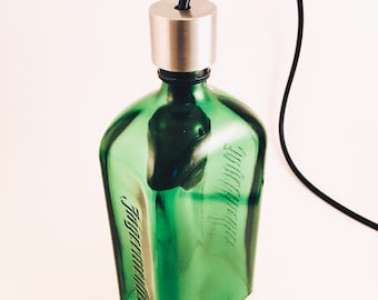 Preciosa lámpara colgante hecha con una botella de Jägermeister.