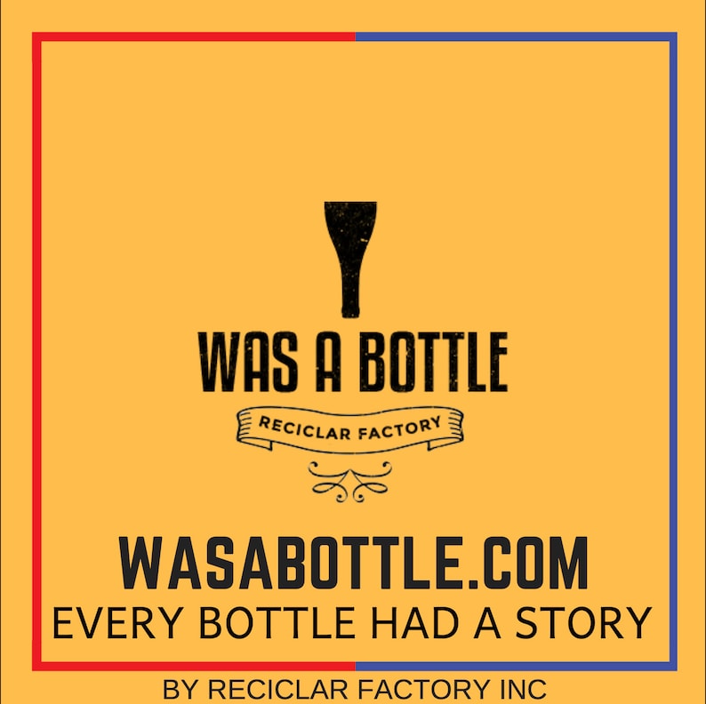 Op de afbeelding: Een gele achtergrond met zwarte tekst die "WAS A BOTTLE" en "RECICLAR FACTORY" luidt. Onder de tekst bevindt zich een gestileerde afbeelding van een fles. De tekst "WASABOTTLE.COM" en "EVERY BOTTLE HAD A STORY" wordt in zwarte tekst weergegeven. De tekst "BY RECICLAR FACTORY INC" wordt in zwarte tekst onderaan de afbeelding weergegeven.